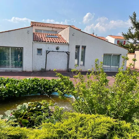 Les Pertuis Rochelais לינה וארוחת בוקר 4*